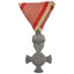 1916. Koronás Vas Érdemkereszt a Vitézségi Érem szalagján sherardírozott Fe kitüntetés, eredeti kissé kopott ...