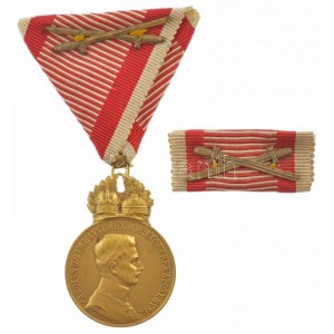 1917. Károly Bronz Katonai Érdemérem a katonai érdemkereszt szalagján, kardokkal aranyozott bronz kitüntetés...