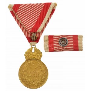 1917. Károly Bronz Katonai Érdemérem a katonai érdemkereszt szalagján, kardokkal aranyozott bronz kitüntetés...