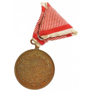 1917. Tiszti Arany Vitézségi Érem korabeli, öntött, aranyozott bronz kitüntetés, nyeles ovális füllel, peremen ...