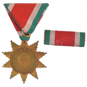 1957. A Magyar Szabadság Érdemrend bronz fokozata aranyozott bronz kitüntetés mellszalagon, szalagsávval...