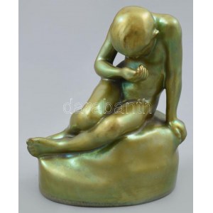 Zsolnay: A tenyeréből ivó fiú. Eozin mázas porcelánfajansz, 1920 körül, hibátlan, m: 14 cm