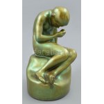 Zsolnay: A tenyeréből ivó fiú. Eozin mázas porcelánfajansz, 1920 körül, hibátlan, m: 14 cm