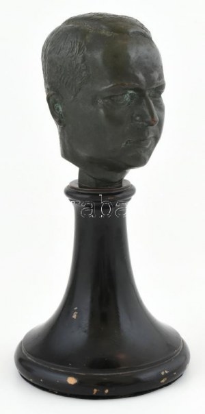 Reményi József (1887-1977): Önportré. Bronz, fa talapzaton, jelzett. 23 cm