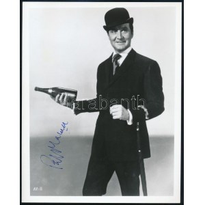Patrick Macnee (1922-2015) színész saját kezű aláírása egy őt ábrázoló fotón, 25x20 cm Patrick Macnee (1922-2015...