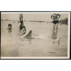 cca 1933 Kinszki Imre (1901-1945) budapesti fotóművész hagyatékából, jelzés nélküli vintage fotó (Fürdőzők), 4,9x7...