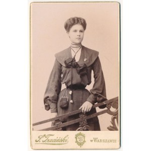 Fotografia, Dama - z broszką patriotyczną 1901