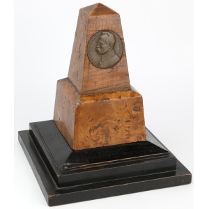 Drewniany obelisk z medalem Józef Piłsudski Marszałek