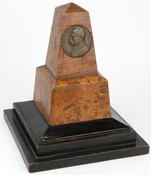 Obélisque en bois avec médaille - Maréchal Józef Piłsudski