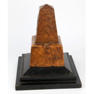 Drewniany obelisk z medalem Józef Piłsudski Marszałek
