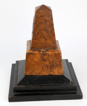 Obélisque en bois avec médaille - Maréchal Józef Piłsudski