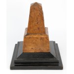 Drewniany obelisk z medalem Józef Piłsudski Marszałek