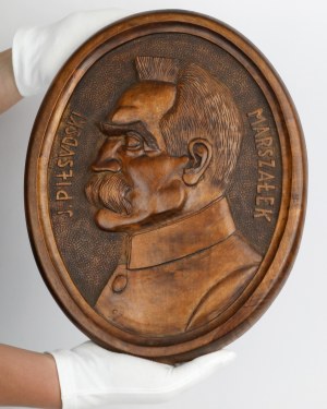 Wooden medallion (31x24cm) Marshal Józef Piłsudski