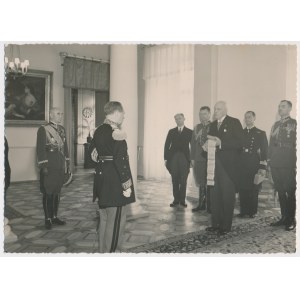 Fotografia, Dekoracja Orderem Odrodzenia Polski kl.I przez Prezydenta Ignacego Mościckiego