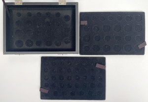 Deux cassettes consacrées à la collection de pièces de l'IIRP et du WMG