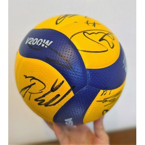 Piłka z autografami siatkarzy
