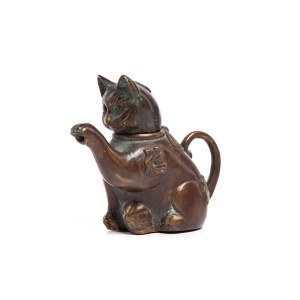 Sculptor unspecified, 20th century, Pitcher with lid in the form of a Maneki-Neko cat