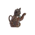 Bildhauer unbestimmt, 20. Jahrhundert, Krug mit Deckel in Form einer Maneki-Neko Katze