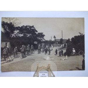 Szamocin, Samotschin, bicycle company, passing through the village, 1908