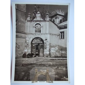 Lviv, Atlas Publishing House, photo Lenkiewicz, Benedictine church, gate, beggars, 1938