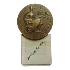Harcuba, J. 1989, AE 86mm, Česká numismatická společnost 1919-1989 na rubu jména poboček s daty založení, k tomu sešitek s podpisem Karla Castelina (nezvtahuje se k medaili)