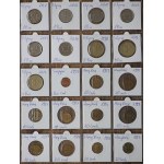 Zbierka 160 exotických mincí v držiakoch, každá iná