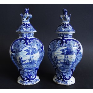 A pair of faience vases from Delft, 17th century.