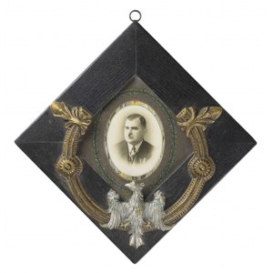Ramka z orłem i fotografią kawalera Virtuti Militari, legionisty 1 Brygady Legionów Polskich