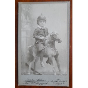 Chłopczyk na koniu na biegunach
