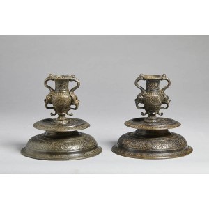 VENETIAN FOUNDRY, XVII CENTURY (?), Pair of engraved candelabra