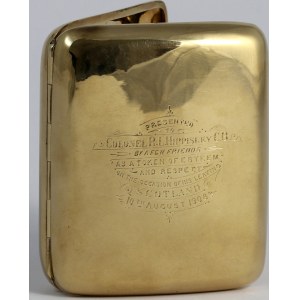 Skotsko, zlaté pouzdro na cigarety, věnování z roku 1908, plukovník R. L. Hippisley C. B.