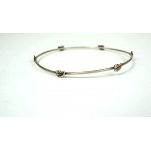 Silver bracelet with leaf motif, weight 4.8g, diameter approx. 67mm [36].