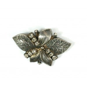 Brooch, floral motif with leaves, signed, weight 10.5g, size approx 40x25mm [85].