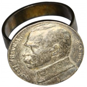 Badge with Piłsudski bust converted into signet ring