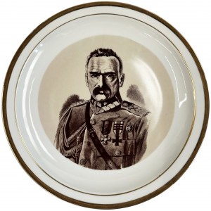 Porcelain patriotic plate with a half-figure of Józef Piłsudski