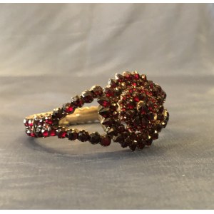 Author unknown, Bracelet with garnets