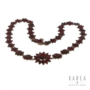Necklace with garnets, con. 19th c.