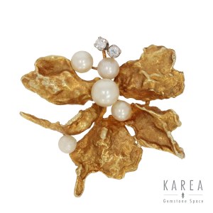 Brooch in the form of a stylized flower with pearls and diamonds, 2nd half of the 20th century.