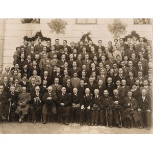 B.Lieberman, Atelier in Drohobytsch und Truskavets, vor dem Zweiten Weltkrieg, Bruno Schulz auf einem Jubiläumsfoto vor dem Drohobytscher Gymnasium, 1933.