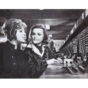 Foto von Jerzy SZUROWSKI (geb. 1930-1995), Standbild aus dem Film Nur die Toten werden antworten von Sylwester Chęciński, 1969 - Jolanta Lothe und Ewa Wiśniewska