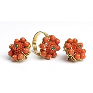 Demi parure comprising a ring and a pair of earrings In gold with Mediterranean coral and emeralds