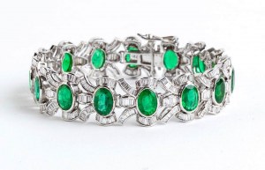 Gold bracelet with emerald line and diamond ribbons