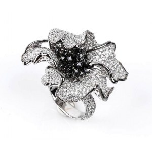 Gold, black and white pavé diamonds flower ring