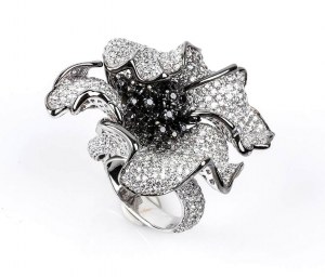 Gold, black and white pavé diamonds flower ring