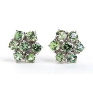 Pair of flower earrings in gold and green tourmalines