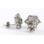 Pair of flower earrings in gold and green tourmalines