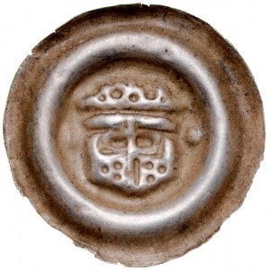 Schlesien, Brakteat breit 13. Jahrhundert, Av: Helm vorne, darüber eine Krone, an den Seiten zwei Punkte.