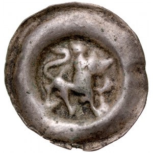 Knoflík brakteát 2. polovina 13. století, blíže neurčený okres, Av..: Kráčející lev s ocasem zdviženým doprava. RRR.
