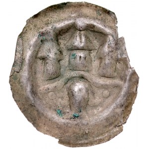 Gombíkový bracteate 2. polovica 13. storočia, bližšie neurčený okres, Av.: Tri veže na oblúku, pod ním hlava.