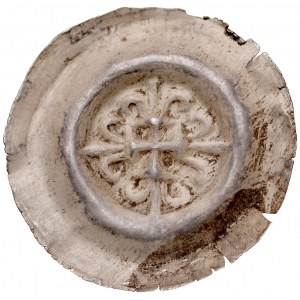 Brakteat guziczkowy II poł. XIII w., nieokreślona dzielnica, Av.: Krzyż grecki o ramionach zakończonych liliami, na nim centralnie krzyż krokwiasty. RRR.